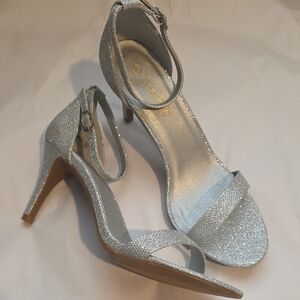 Dream Pairs Silver Heels Size 9
